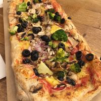 Vegan cheese, olives, broccoli, onions and mushrooms 😍 at Pizzatopia in Krakow