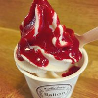 Soft serve with raspberry topping at Ballon in Tokyo