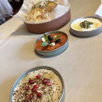 Hummus mit Brot aus dem Ofen  at Daredzhani in Almaty