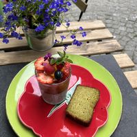 Verrine graines de chia avec compote rhubarbe-fraises + cake vert  at Annadata in Saint-malo