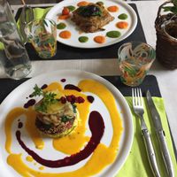 devant : riz au curcuma, palet de lentilles corail, betterave et patate douce, épinard et fenouil, sauces courge et betterave
derrière : moussaka, basilic pourpre et courge, sauces persil et tomate at Annadata in Saint-malo