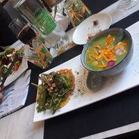 Les différentes entrées, vegan devant, végétarienne à gauche at Annadata in Saint-malo