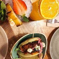 Tennessee baos con no pollo, y Rainbow drinks at Superchulo in Madrid