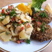 Kartoffelsalat u. Gemüsefrikadellen vegan at Genusscelle in Celle