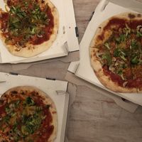 Drei vegane Pizzen mit Brokkoli und Champions  at Pizzateca da Tonis in Flensburg