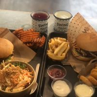 Burger, Coleslaw, Nuggets und Fritten at Swing Kitchen - Kaiserfeldgasse in Graz