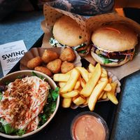 Vienna burger, cheeseburger, fries, chilli cheese bites, cole slaw, bbq sauce at Swing Kitchen - Kaiserfeldgasse in Graz