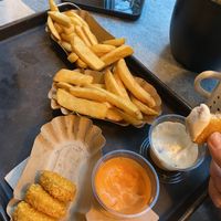 Fries, Nuggets, Knoblauchsauce und Hot Pepper Sauce (wirklich scharf)  at Swing Kitchen - Kaiserfeldgasse in Graz