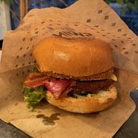 Burger mit Kartoffelrösti & Bacon  at Swing Kitchen - Kaiserfeldgasse in Graz