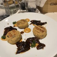 Mini burgers di ceci con mayo veg alla paprika su scalogno caramellato  at La Piazzetta in Verona