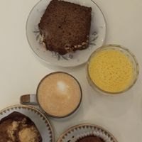 Banana bread, cupcake carrot cake, muffin pistache framboise + latte beurre de cacahuètes & smoothie du jour at Comptoir Veggie in Paris