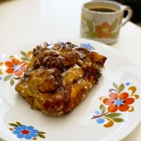 Cinnamon roll at Comptoir Veggie in Paris