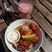 bowl and smoothie at Comptoir Veggie in Paris