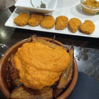 Patatas romesco y nuggets vegano at La Cerveseria Clandestina in Barcelona