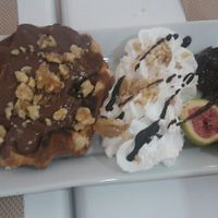 Gofre con chocolate, nata, higos y mermelada. at El Secret in Falset