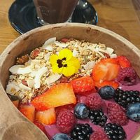 vegan smoothie bowl and peppermint hot chocolate at Zenith in Porto