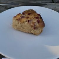 Cake with berries and almond shavings at Mimint Bio Market in Arnhem