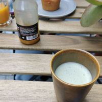 muffin pêche & lait matcha at L'instant in Tours