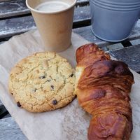 Café au lait d'avoine, cookie au cacahuète et croissant 💚 #Veganuary at L'instant in Tours