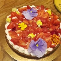Une magnifique tarte aux fraises d'anniversaire!! Un régal! at L'instant in Tours