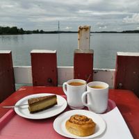 Mint chocolate raw cake & cinnamon bun at Regatta in Helsinki