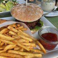 Beyond-Meat Burger mit Pommes. Im Hintergrund Zitronengras-Cocos-Suppe  at Alt Enginger Mühle in Paderborn