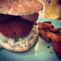 Veggi burger ‘Hipster’ (geitenkaas, onion rings, guacamole, tomaten, sla)  at Botanique in Hasselt