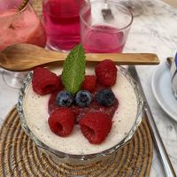 Veganer Cheesecake mit Nussboden und Beerenkompott  at Ecocirer in Mallorca