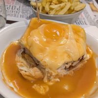 Francesinha végé (derrière une version vegan) at Lado B Cafe in Porto