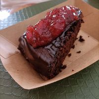 Brownie de xocolata amb melmelada de maduixa at Mandala Kitchen in Lescala