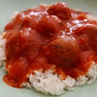 Mandonguilles de soja i albergínia amb arròs i tomàquet at Mandala Kitchen in Lescala