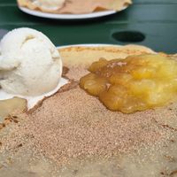 Pfannkuchen mit Apfelmus, Zimtzucker und Vanilleeis at Hans & Grethe Crêperie in Fanoe