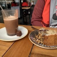 Bananenbrot mit Kakao. Keine Ahnung ob Brownies vegan at Leni Liebt Kaffee in Aachen