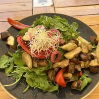 Brot mit Avocado, Rucola, Hummus und gegrillte Gemüse   at Leni Liebt Kaffee in Aachen
