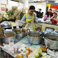 there are pre-packed food for take away  at Warorot Market Food Stall in Chiang Mai