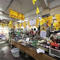 Lots of choices w homemade dishess  at Warorot Market Food Stall in Chiang Mai