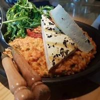 Tofu grelhado com arroz de tomate malandrinho, salada de rúcula e agrião. at De Pedra e Sal in Setubal