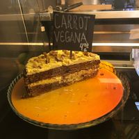 vegan carrot cake at Dempanadas in Valencia