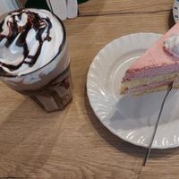 Raspberry cake and iced chocolate at Katzencafe Miezhaus in Bielefeld