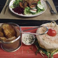 dish of the day and burger at Raizes in Quarteira