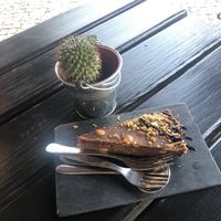 Snickers cheesecake: indulgent, decadent, and absolutely worth the visit at Raizes in Quarteira