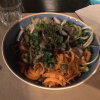 Bowl de quinoa e amendoins at Raizes in Quarteira