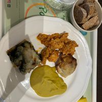 Cavolfiore al pomodoro, crema di lenticchie e cocco, fagotti o ripieno di tofu e verdure, pizza con verdura e formaggio di riso  at PappaGioia in Florence