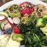 Bowl di verdure, frutta, micronutrienti e hummus vari   at GiG - Green is Good in Ericeira