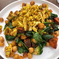 Tofu strapazzato, ceci, patate dolci e spinaci   at GiG - Green is Good in Ericeira