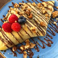 Crepioca farcita con banana e frutti di bosco, guarnita con una ganache di fondente e burro di arachidi, frutti di bosco e noci caramellate   at GiG - Green is Good in Ericeira