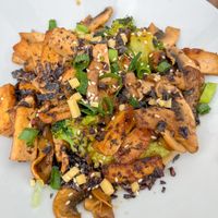 Sauté Tofu Bowl with rice & Avocado  at GiG - Green is Good in Ericeira