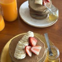 Panquecas de aveia com fruta e geleia de arroz (pedi para vir à parte senão, para mim, vem com demasiada geleia) e sumos de laranja com cenoura!   at GiG - Green is Good in Ericeira