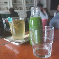 Sumo energizante e chá at GiG - Green is Good in Ericeira