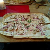 Flammkuchen mit frischen Champignons, roten Zwiebeln und Hefeflocken at La Flamme Grand in Limburg